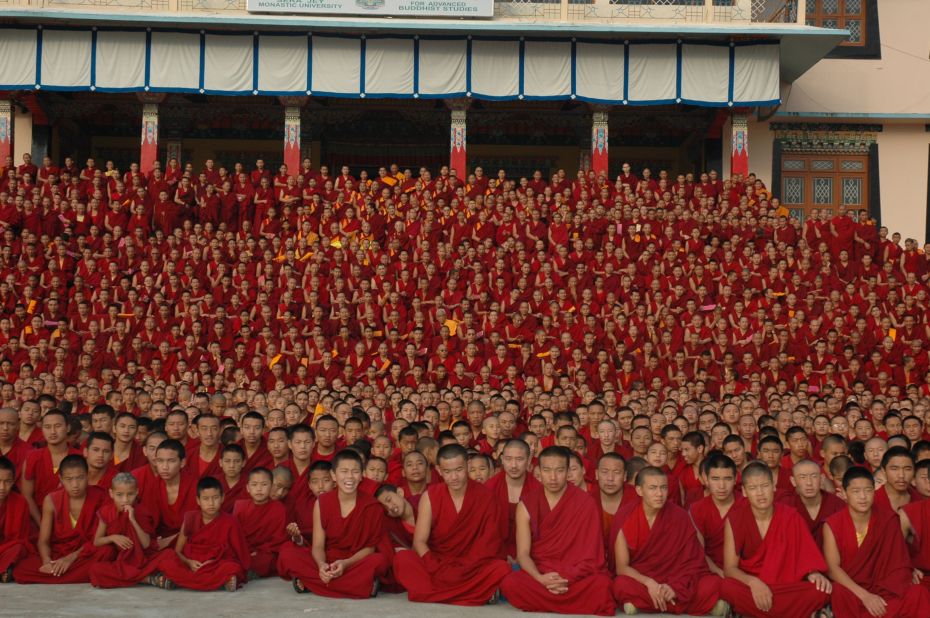 在Lhabab Duchen向尼泊爾和印度的20,000名僧侶和尼姑提供了豐厚的祭品